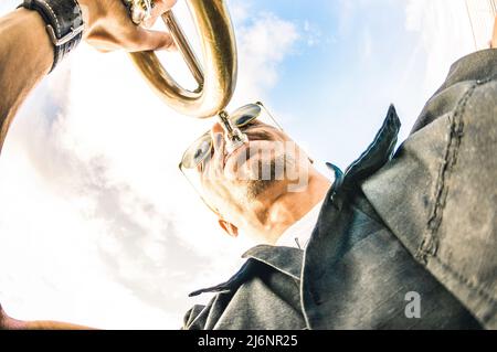 Artiste interprète le jazz solo de trompette contre le ciel - musique et art de rue concept à l'emplacement en plein air club avec l'ambiance groove - après-midi chaud Banque D'Images