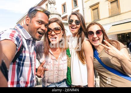 Amis multiraciaux prenant le selfie à la visite de la ville - concept d'amitié heureuse avec l'étudiant de la génération z s'amusant ensemble - les gens de Millenial sur la paix amour conc Banque D'Images