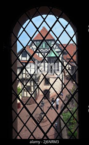 03 mai 2022, Thuringe, Eisenach: La cour intérieure du Wartburg. Dans l'exposition anniversaire 'Luther traduit. Von der Macht der Worte' sur la traduction du Nouveau Testament par Martin Luther il y a 500 ans, environ 60 objets du 13th au 21st siècle sont présentés. Il s'agit notamment de manuscrits éclairés, d'éditions rares de la Bible et de protocoles originaux de révisions de la Bible provenant de musées et d'archives allemands renommés. Ils sont complétés par des stations de médias avec des films et des audios et des animations modernes. L'exposition spéciale sera ouverte au château de Wartburg le 4 mai et sera le di Banque D'Images