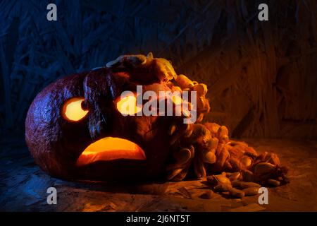 Vomissements amusants, citrouille d'halloween sculptée. Banque D'Images