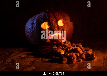Vomissements amusants, citrouille d'halloween sculptée. Banque D'Images