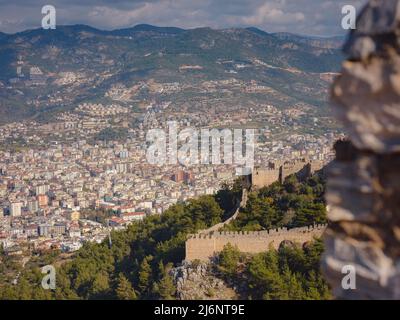 Alanya, turquie, promenade d'hiver au bord de la mer méditerranée. Vue depuis la colline d'Alanya. Forteresse médiévale dans la ville d'Alanya Banque D'Images