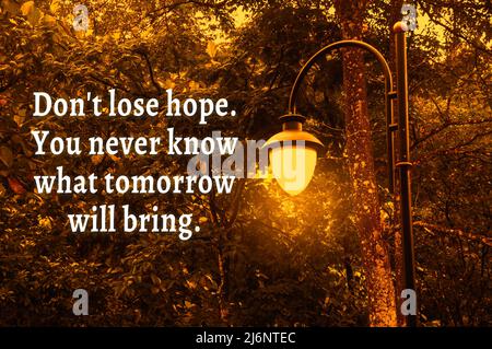 Citation motivante et inspirante : ne perdez pas d'espoir. Vous ne savez jamais ce que nous réserve demain. Concept de motivation Banque D'Images