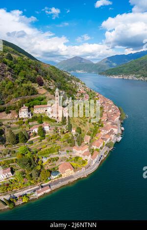 Vue aérienne du petit village suisse de Morcote et de l'église Santa Maria del Sasso. Morcote, Canton du Tessin, Suisse. Banque D'Images