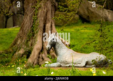 La sculpture de cheval offre une scène pastorale idyllique dans le domaine de Chatsworth House, Derbyshire Dales, Yorskshire, Royaume-Uni Banque D'Images