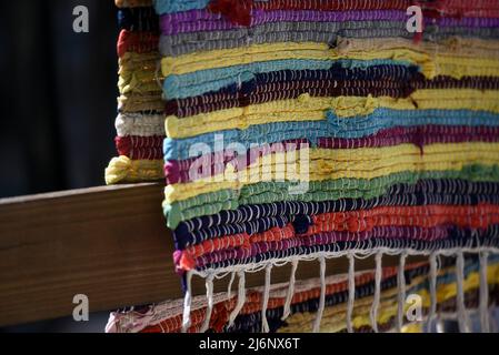 Tapis de kourelou traditionnel tissé à la main et coloré accroché à une barrière en bois à Platanos, Arcadia Péloponnèse, Grèce. Banque D'Images