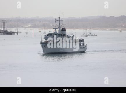 Le compteur de mines de la classe Royal Navy Hunt mesure les voiles du navire HMS HURWORTH de la base navale Banque D'Images