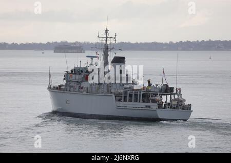 Le compteur de mines de classe Royal Navy Hunt mesure le navire HMS HURWORTH se dirige vers le Solent Banque D'Images