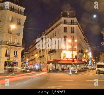 Paris, France - 12 novembre 2021 : les vieilles rues de Montmartre la nuit à Paris, France. Banque D'Images