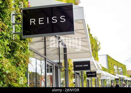 Panneau d'entrée du magasin de vêtements Reiss British Fashion au Ashford Outlet Center, Kent, Angleterre. Banque D'Images