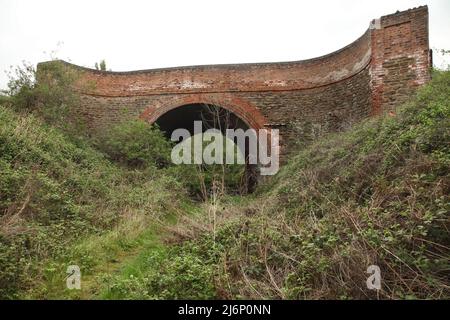 Pont voûté en briques au-dessus de la ligne ferroviaire démantelée de Scunthorpe, au Royaume-Uni, vers les aciéries voisines sous Rowland Road. Banque D'Images