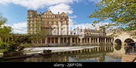 Vue panoramique de l'ancien Empire Hotel avec Pulteney Bridge de l'autre côté de la rivière Avon et du weir, Bath, Somerset, Angleterre, Grande-Bretagne, ROYAUME-UNI. Banque D'Images
