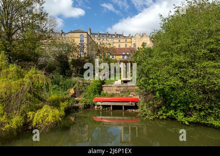Vue lointaine de l'architecture historique de la ville de Bath le long de la rivière Lower Avon, Somerset, Angleterre, Grande-Bretagne, Royaume-Uni. Banque D'Images