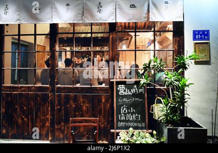 XIAMEN, le 3 mai 2022 (Xinhua) -- photo prise le 1 mai 2022 montre la 'cantine de nuit' de Wang Shengfen à Xiamen, dans la province du Fujian du sud-est de la Chine. Wang Shengfen, 37 ans, et Chen Wayne, 24 ans, de Kaohsiung et Taichung, respectivement, de Taïwan, dans le sud-est de la Chine, se livrent tous deux à des activités de restauration à Xiamen. Wang dirige une « cantine nocturne » et Chen ouvre un restaurant familial avec son père. En 2016, Wang Shengfen et son père sont venus sur le continent pour chercher des opportunités d'affaires. Bientôt, il a ouvert un restaurant avec des amis dans le district de Jimei de Xiamen. En 2022, il démarre son propre bus Banque D'Images