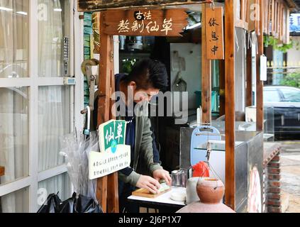 XIAMEN, le 3 mai 2022 (Xinhua) -- Chen Wayne prépare de la nourriture dans son restaurant familial à Xiamen, dans la province du Fujian, dans le sud-est de la Chine, le 2 mai 2022. Wang Shengfen, 37 ans, et Chen Wayne, 24 ans, de Kaohsiung et Taichung, respectivement, de Taïwan, dans le sud-est de la Chine, se livrent tous deux à des activités de restauration à Xiamen. Wang dirige une « cantine nocturne » et Chen ouvre un restaurant familial avec son père. En 2016, Wang Shengfen et son père sont venus sur le continent pour chercher des opportunités d'affaires. Bientôt, il a ouvert un restaurant avec des amis dans le district de Jimei de Xiamen. En 2022, il a créé sa propre entreprise Banque D'Images