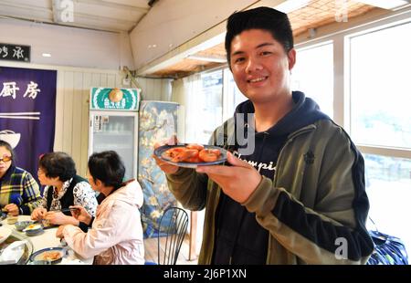 XIAMEN, le 3 mai 2022 (Xinhua) -- Chen Wayne montre un plat qu'il a fait dans son restaurant familial à Xiamen, dans la province du Fujian, au sud-est de la Chine, le 2 mai 2022. Wang Shengfen, 37 ans, et Chen Wayne, 24 ans, de Kaohsiung et Taichung, respectivement, de Taïwan, dans le sud-est de la Chine, se livrent tous deux à des activités de restauration à Xiamen. Wang dirige une « cantine nocturne » et Chen ouvre un restaurant familial avec son père. En 2016, Wang Shengfen et son père sont venus sur le continent pour chercher des opportunités d'affaires. Bientôt, il a ouvert un restaurant avec des amis dans le district de Jimei de Xiamen. En 2022, il démarre son propre bus Banque D'Images