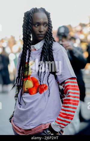 Street style, Lous et les Yakuza arrivant au spectacle Louis Vuitton automne-hiver 2022-2023, tenu au Musée d'Orsay, Paris, France, le 7th mars 2022. Photo de Marie-Paola Bertrand-Hillion/ABACAPRESS.COM Banque D'Images