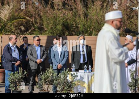 Leoluca Orlando, maire de Palerme, propose les prières d'Eid al-Fitr la fin du mois sacré musulman du Ramadan à Palerme le 2 mai 2022. (Photo d'Antonio Melita/Pacific Press) Banque D'Images