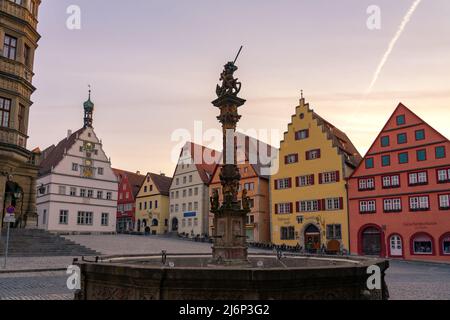 Rothenburg ob der Tauber, Bavière, Allemagne - 04.11.2022: Belle architecture de Rothenburg ob der Tauber romantique avec maisons médival colorées en B Banque D'Images