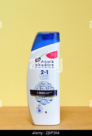 Shampooing et revitalisant anti-dandruff pour la tête et les épaules. 2 en 1 nettoyage classique. Action pure et pure. Jusqu'à 100 % de réduction. Cliniquement prouvé. Banque D'Images