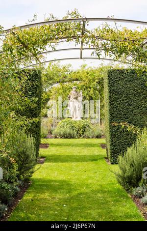 Statue d'un joueur de luth dans le jardin clos de Houghton Hall, Norfolk. Banque D'Images