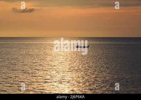 Coucher de soleil en soirée et pêche de pêcheurs à l'afar à Tanjung Aru Kota Kinabalu plage à Bornéo Sabah en Malaisie Banque D'Images