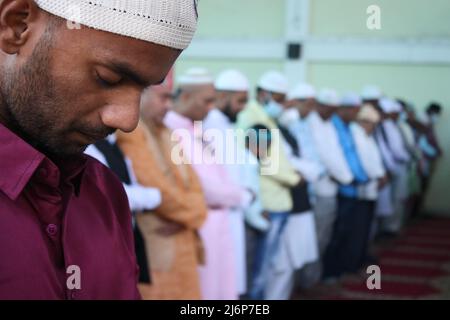 Le May3,2022 à Katmandou, Népal. Un homme offre une prière le dernier jour de ramazan au quashmiri masjid. (Photo de Abhishek Maharajan/Sipa USA) Banque D'Images