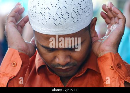 Le May3,2022 à Katmandou, Népal. Un homme offre une prière le dernier jour de ramazan au quashmiri masjid. (Photo de Abhishek Maharajan/Sipa USA) Banque D'Images