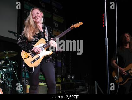 Joanne Shaw Taylor se exécutant dans la Jazz Arena au Cheltenham Jazz Festival. 28th avril 2022 Banque D'Images