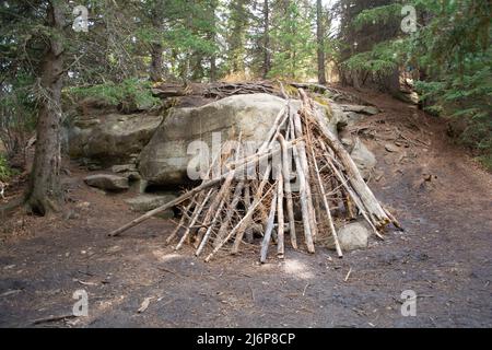 Penchez-vous à Wood Shelter sur Rock Cave Banque D'Images