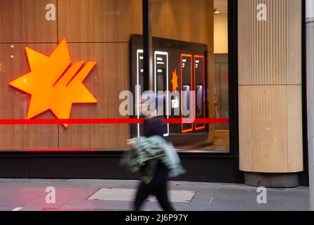 (220503) -- SYDNEY, le 3 mai 2022 (Xinhua) -- Un piéton passe devant une banque à Sydney, en Australie, le 3 mai 2022. Après avoir baissé les taux d'intérêt à des niveaux historiquement bas pendant la pandémie, la Reserve Bank of Australia (RBA) a augmenté les taux d'intérêt de 0,25 à 0,35 pour cent, la première hausse depuis 2010, dans un effort pour calmer l'inflation croissante. (Photo de Hu Jingchen/Xinhua) Banque D'Images