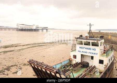 Weston-super-Mare, Royaume-Uni - 2nd mai 2022 - le ferry de Westward Ho Island a été décapé au port avec le Grand Pier en arrière-plan Banque D'Images