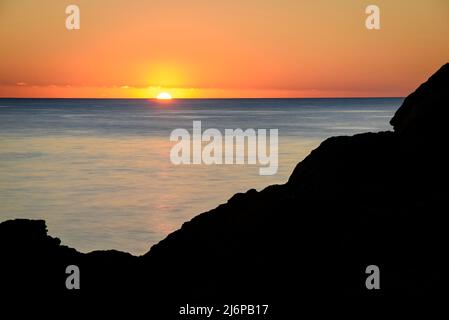 Le premier lever de soleil de l'année vu de Cadaqués, au Cap de Creus (Empordà, Costa Brava, Gérone, Catalogne, Espagne) ESP: El primer amanecer en Cadaqués Banque D'Images