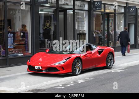 Voiture de sport Red Ferrari F8 Tribto garée sur Savile Row, West End, Londres, Angleterre, Royaume-Uni, 2022 jour Banque D'Images