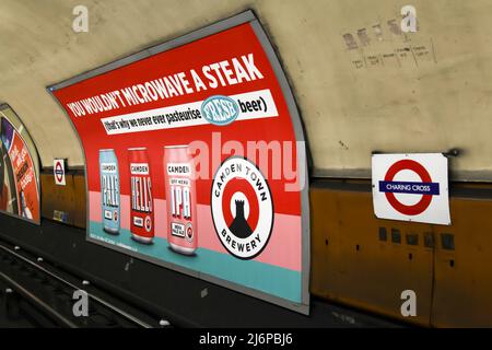 Camden Town Brewery Station de métro de Londres affiche la publicité de la bière à Charing Cross, Londres, Angleterre, Royaume-Uni, 2022 Banque D'Images