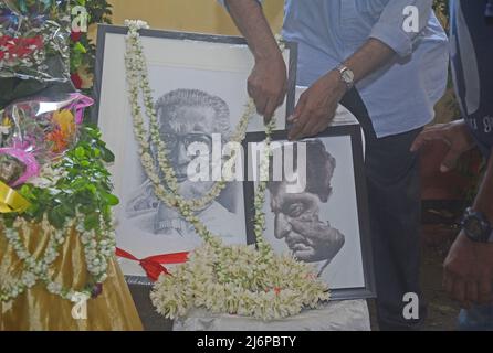 Inde: 02/05/2022, l'anniversaire de Satyajit Ray 101th a été célébré dans sa maison avec son fils Sandip Ray. Satyajit Ray était un cinéaste indien, scénariste, cinéaste documentaire, auteur, essayiste, parolier, éditeur de magazine, illustrateur, calligraphe et compositeur de musique. (Photo de Rahul Sadhukhan/Pacific Press) Banque D'Images