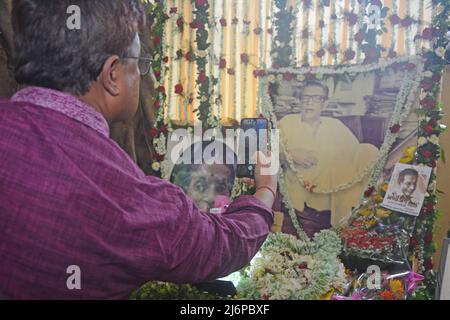 Inde: 02/05/2022, l'anniversaire de Satyajit Ray 101th a été célébré dans sa maison avec son fils Sandip Ray. Satyajit Ray était un cinéaste indien, scénariste, cinéaste documentaire, auteur, essayiste, parolier, éditeur de magazine, illustrateur, calligraphe et compositeur de musique. (Photo de Rahul Sadhukhan/Pacific Press) Banque D'Images