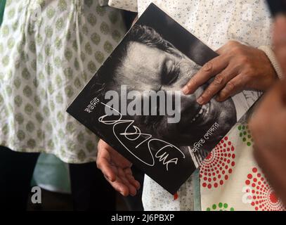 Inde: 02/05/2022, l'anniversaire de Satyajit Ray 101th a été célébré dans sa maison avec son fils Sandip Ray. Satyajit Ray était un cinéaste indien, scénariste, cinéaste documentaire, auteur, essayiste, parolier, éditeur de magazine, illustrateur, calligraphe et compositeur de musique. (Photo de Rahul Sadhukhan/Pacific Press) Banque D'Images