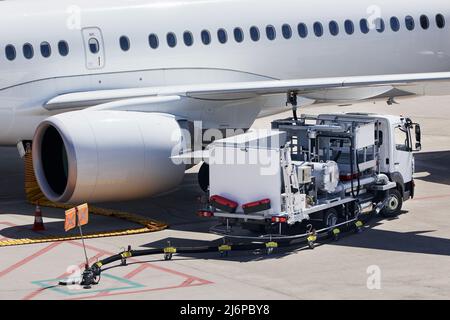 Ravitaillement en avion à l'aéroport. Service au sol avant le vol. Banque D'Images