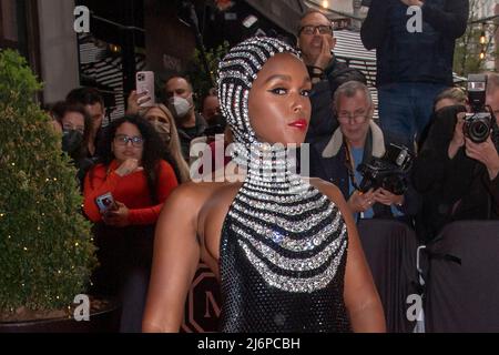 NEW YORK, NEW YORK - 02 MAI : Janelle Monae quitte l'hôtel Mark pour le Gala met 2022 le 02 mai 2022 à New York. Crédit : Ron Adar/Alay Live News Banque D'Images