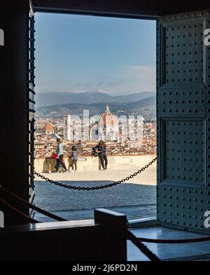 19 avril 2022, Italie, Florenz : vue sur Florence avec le dôme de la cathédrale Santa Maria del Fiore dans la vieille ville. Photo: Frank Rumpenhorst/dpa/Frank Rumpenhorst/dpa Banque D'Images