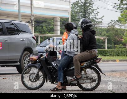 Chiangmai, Thaïlande - avril 21 2022 : moto privée, Honda Dream. Photo sur la route n°121 à environ 8 km du centre-ville de Chiangmai, thaïlande. Banque D'Images