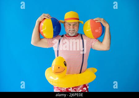 Joyeux homme âgé prêt à voyager. Vacances d'été et concept de vacances Banque D'Images