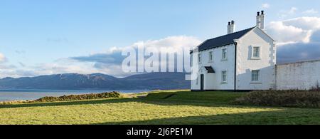 panorama de l'un des cottages de phare blanc sur le point noir Penmon Anglsea au nord du pays de galles Banque D'Images