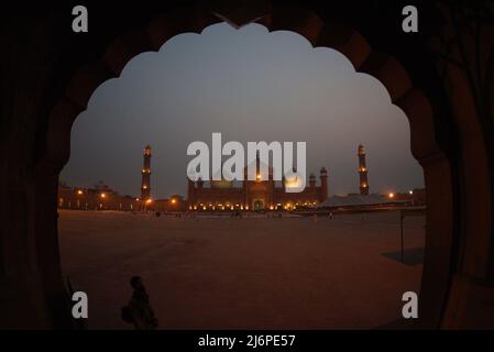 2 mai 2022, Lahore, Punjab, Pakistan : les fidèles musulmans pakistanais s'embrassent après s'être épris d'Itikaf après l'observation de la lune d'Eid-ul-Fitr dans la mosquée historique Badshahi de Lahore. (Credit image: © Rana Sajid Hussain/Pacific Press via ZUMA Press Wire) Banque D'Images