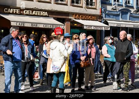 Strasbourg, France - avril 2022 : guide touristique dans le centre de la ville expliquant l'histoire locale à un groupe de touristes provenant d'un bateau de croisière viking Banque D'Images