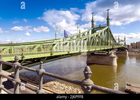 Tram sur Liberty Bridge ou Freedom Bridge, Budapest, Hongrie, Europe Banque D'Images