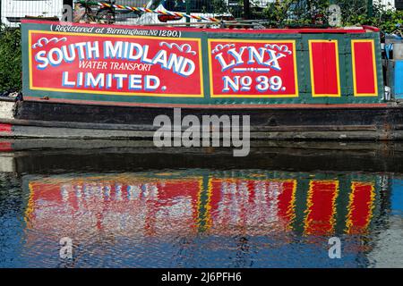 Œuvres d'art traditionnelles et lettrage peint à la main sur le côté d'un bateau étroit, Hayes Greater London Angleterre Royaume-Uni Banque D'Images