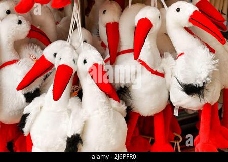 Colmar, France - avril 2022 : vue rapprochée des magasins de jouets exposés à l'extérieur d'une boutique du centre-ville Banque D'Images