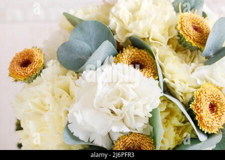 Magnifique bouquet de roses jaunes et blanches. Décor parti Banque D'Images